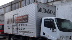 Caminhão da JM Mudanças e Transportes